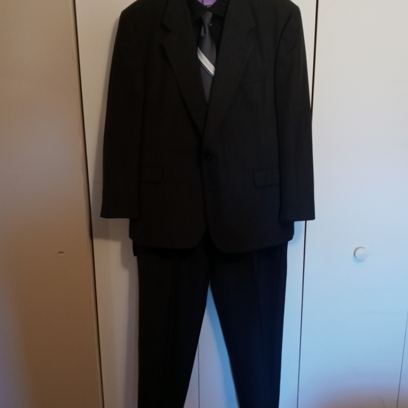 S&K Famous Brands Kilburne and Finch 2pc. suit - Picture 2 of 8